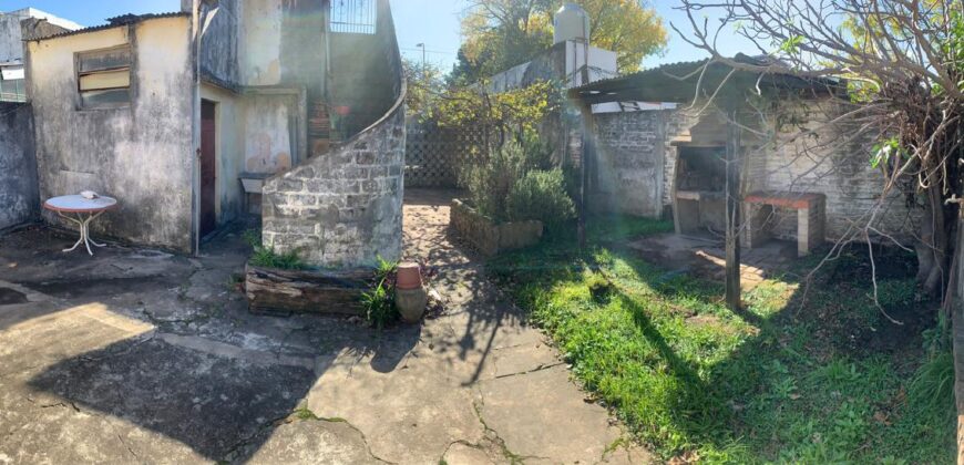 Inmueble sobre gran lote, con una casa al frente a reciclar y otra al fondo mas moderna.