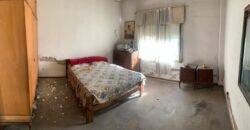 Inmueble sobre gran lote, con una casa al frente a reciclar y otra al fondo mas moderna.