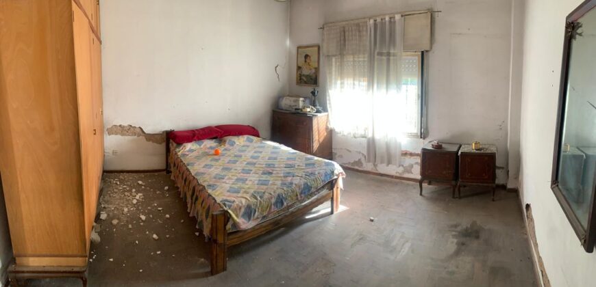 Inmueble sobre gran lote, con una casa al frente a reciclar y otra al fondo mas moderna.