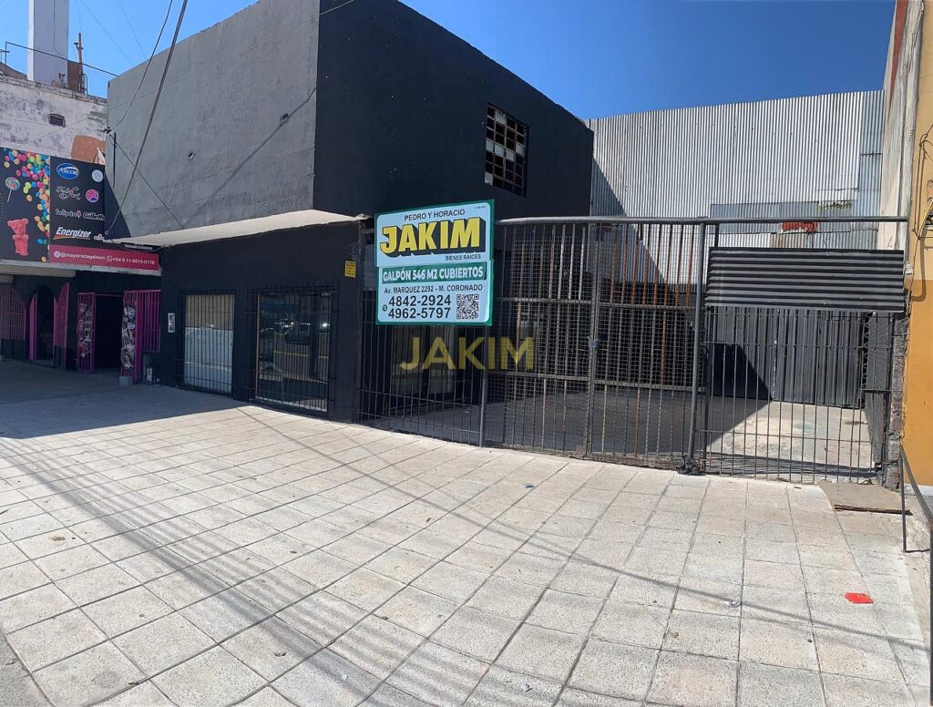 Galpón sobre avenida márquez de estructura solida con fuerza motriz.